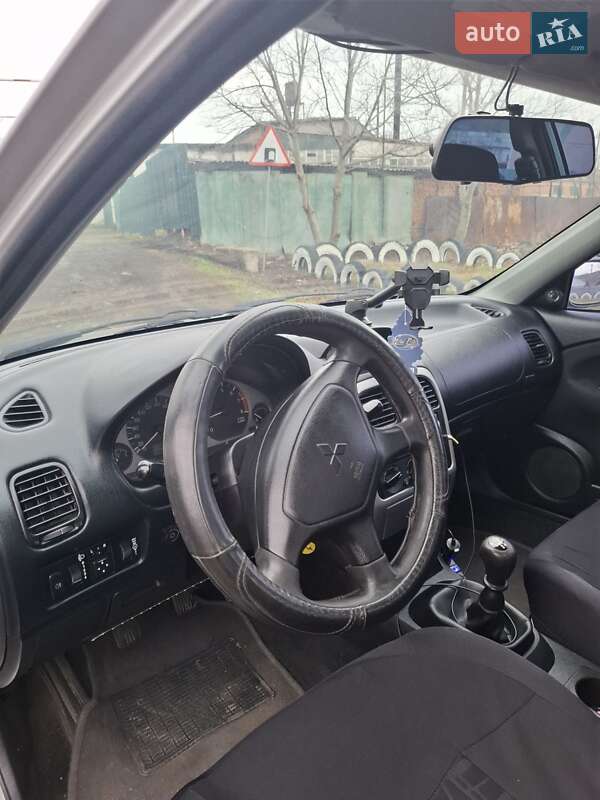 Седан Mitsubishi Carisma 2002 в Гайвороні