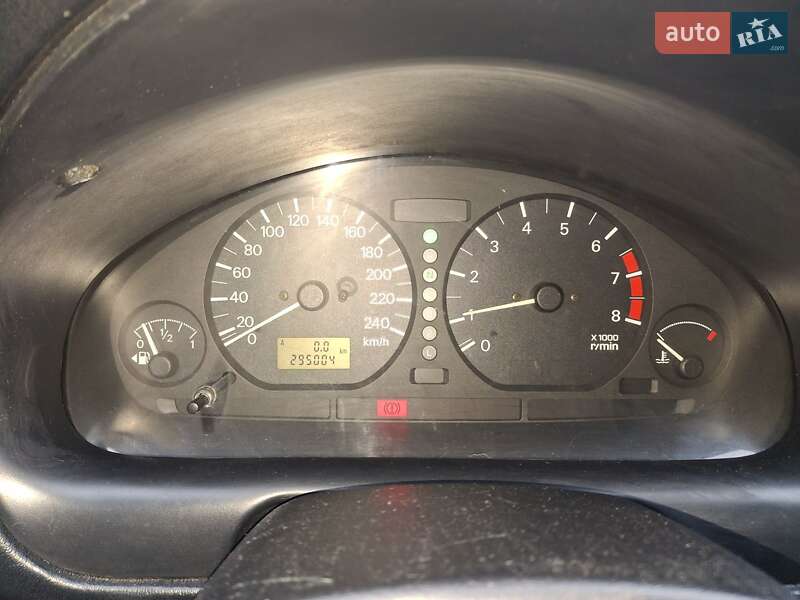 Седан Mitsubishi Carisma 2003 в Вышгороде
