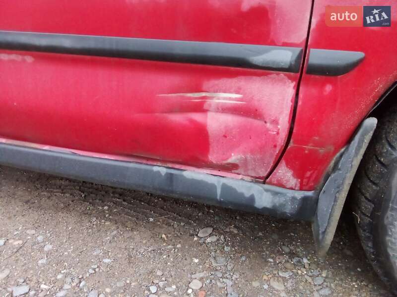 Лифтбек Mitsubishi Carisma 1998 в Черновцах