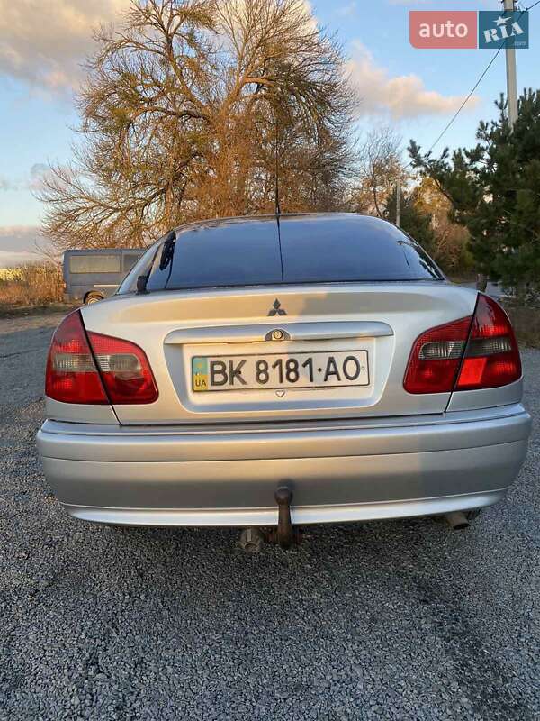 Седан Mitsubishi Carisma 2002 в Ровно