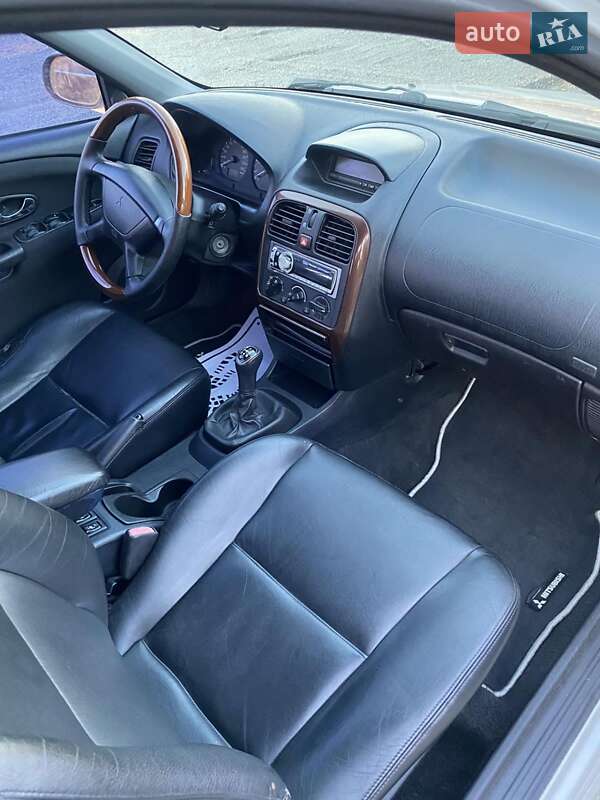 Седан Mitsubishi Carisma 2002 в Ровно