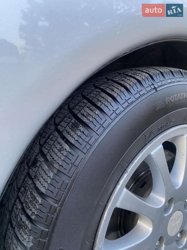 Седан Mitsubishi Carisma 2002 в Ровно