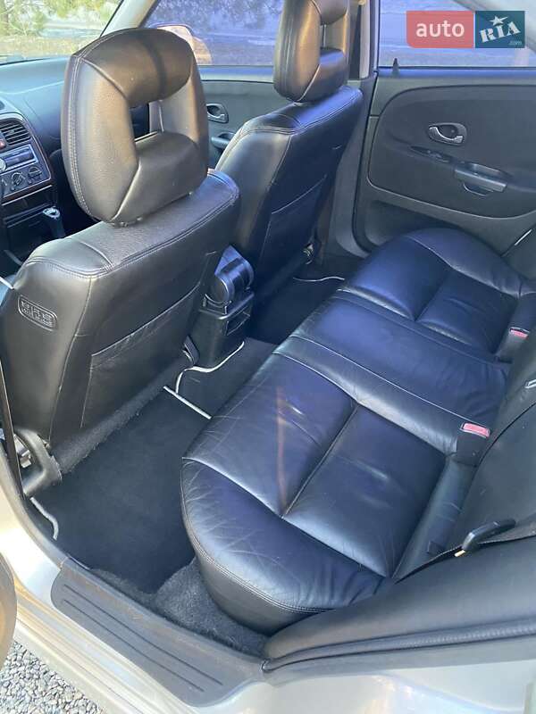 Седан Mitsubishi Carisma 2002 в Ровно