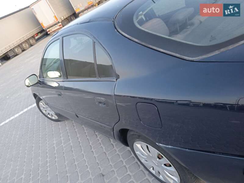 Ліфтбек Mitsubishi Carisma 1999 в Львові