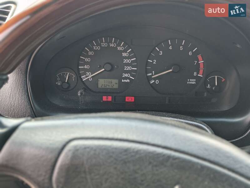 Седан Mitsubishi Carisma 2000 в Кременчуці