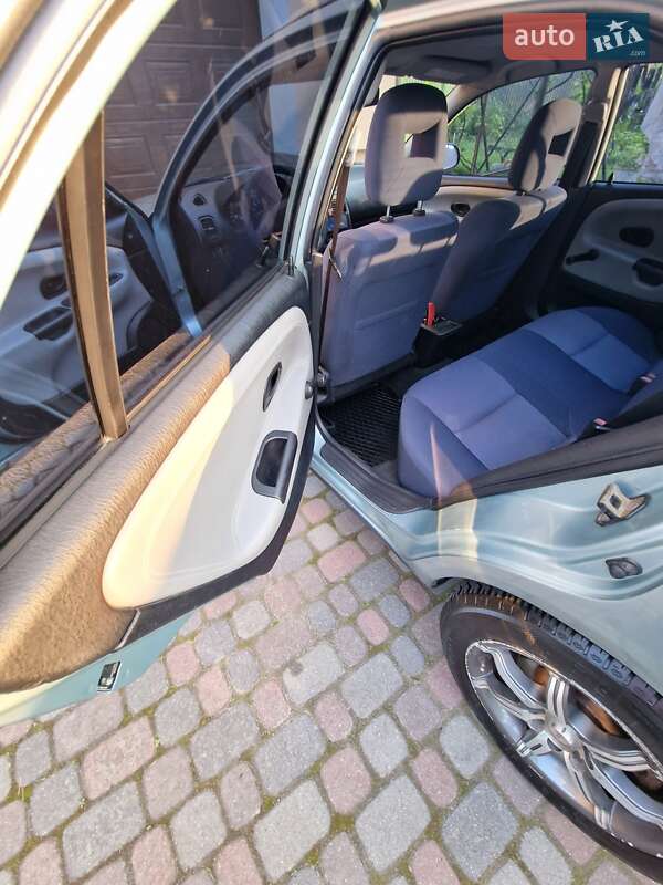 Седан Mitsubishi Carisma 2003 в Львові