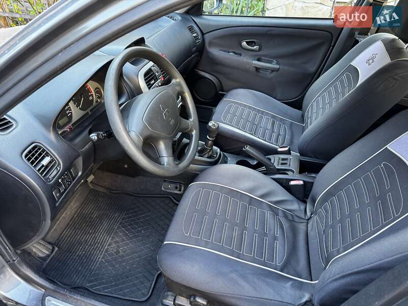Седан Mitsubishi Carisma 2004 в Львове