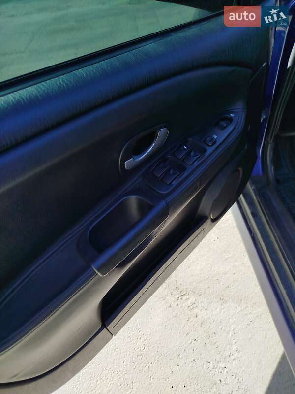 Ліфтбек Mitsubishi Carisma 2003 в Львові