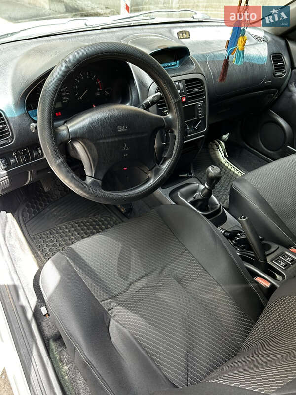 Седан Mitsubishi Carisma 1999 в Днепре