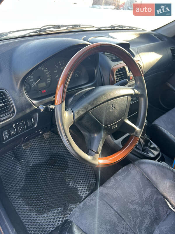 Седан Mitsubishi Carisma 2000 в Львові