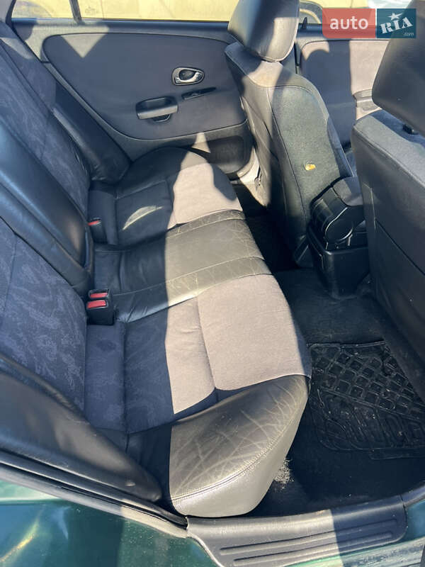 Седан Mitsubishi Carisma 2000 в Львові