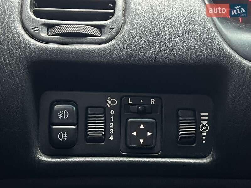 Седан Mitsubishi Carisma 2002 в Львові