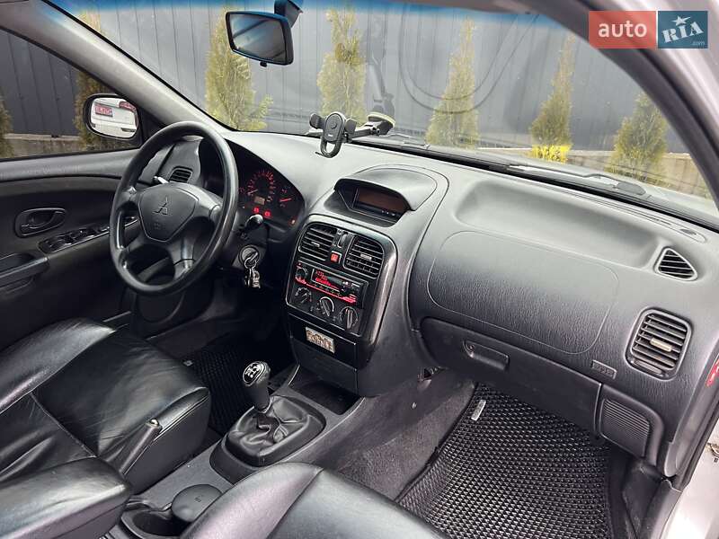 Седан Mitsubishi Carisma 2002 в Львові