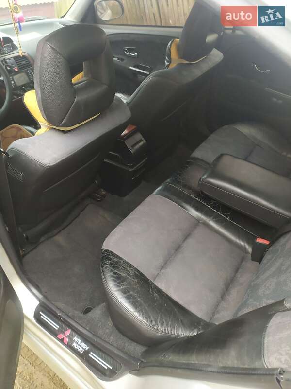 Ліфтбек Mitsubishi Carisma 2003 в Мостиській