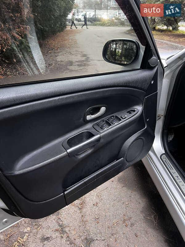 Седан Mitsubishi Carisma 2003 в Львове