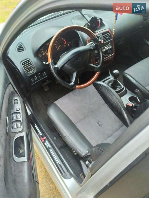 Лифтбек Mitsubishi Carisma 2003 в Мостиске