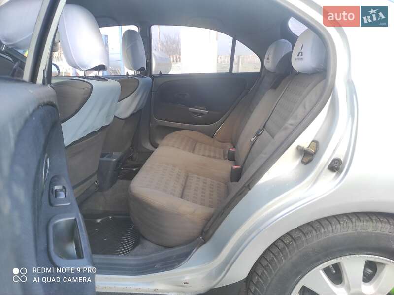 Ліфтбек Mitsubishi Carisma 2001 в Дубні