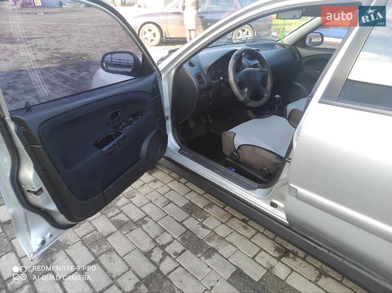 Ліфтбек Mitsubishi Carisma 2001 в Дубні