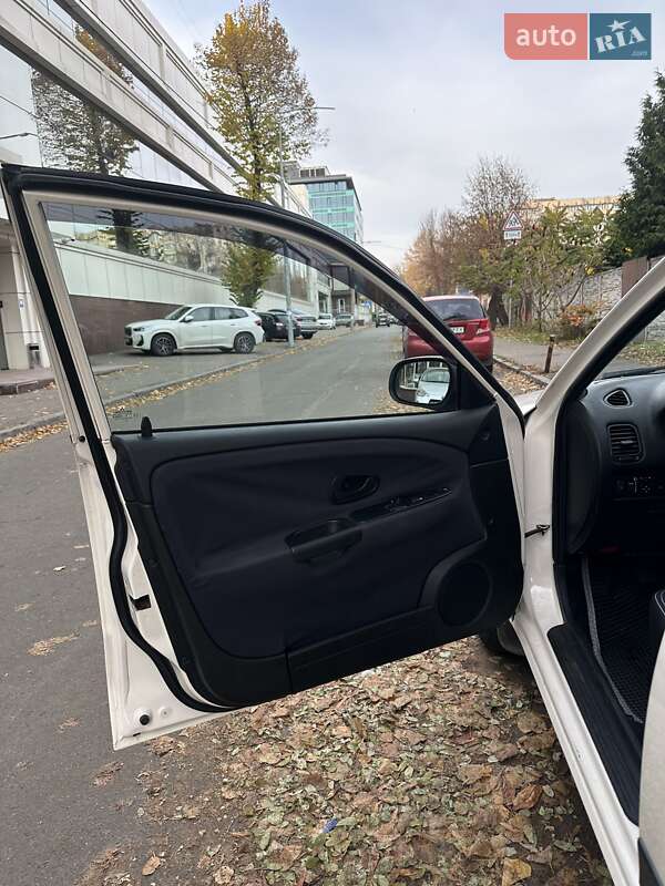 Седан Mitsubishi Carisma 2000 в Киеве