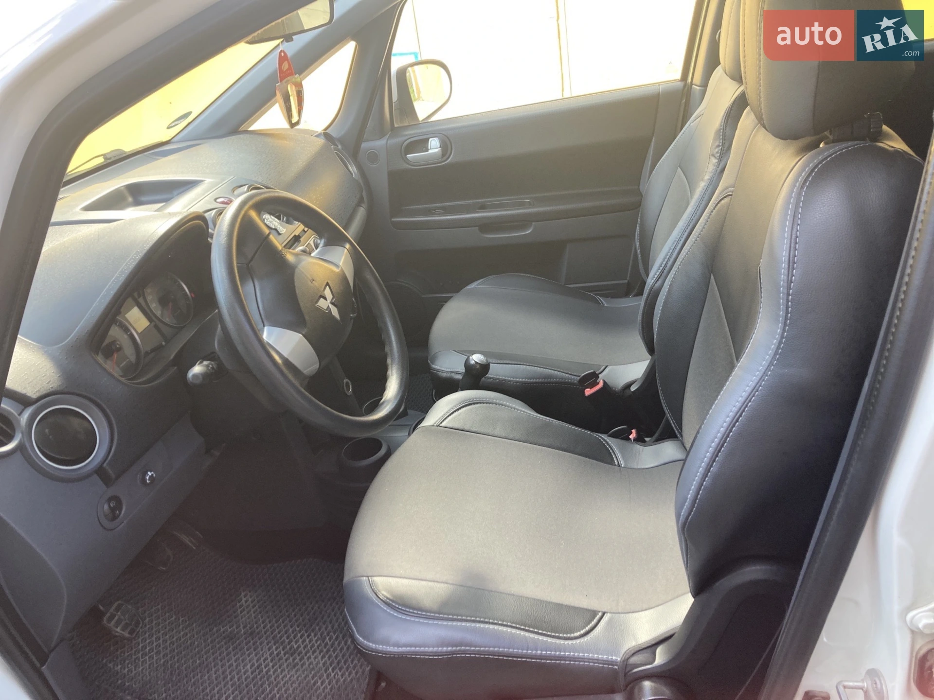 2010 Mitsubishi Colt - мініатюра 9