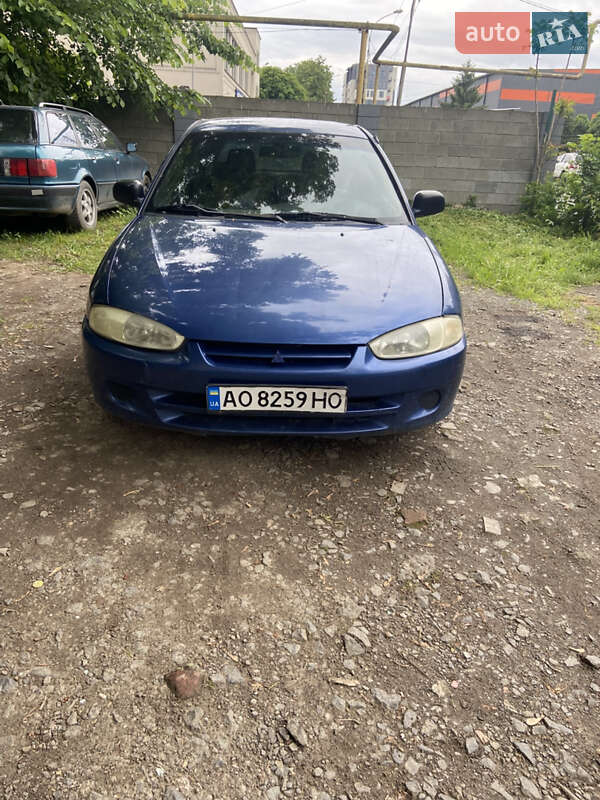 Хэтчбек Mitsubishi Colt 2000 в 