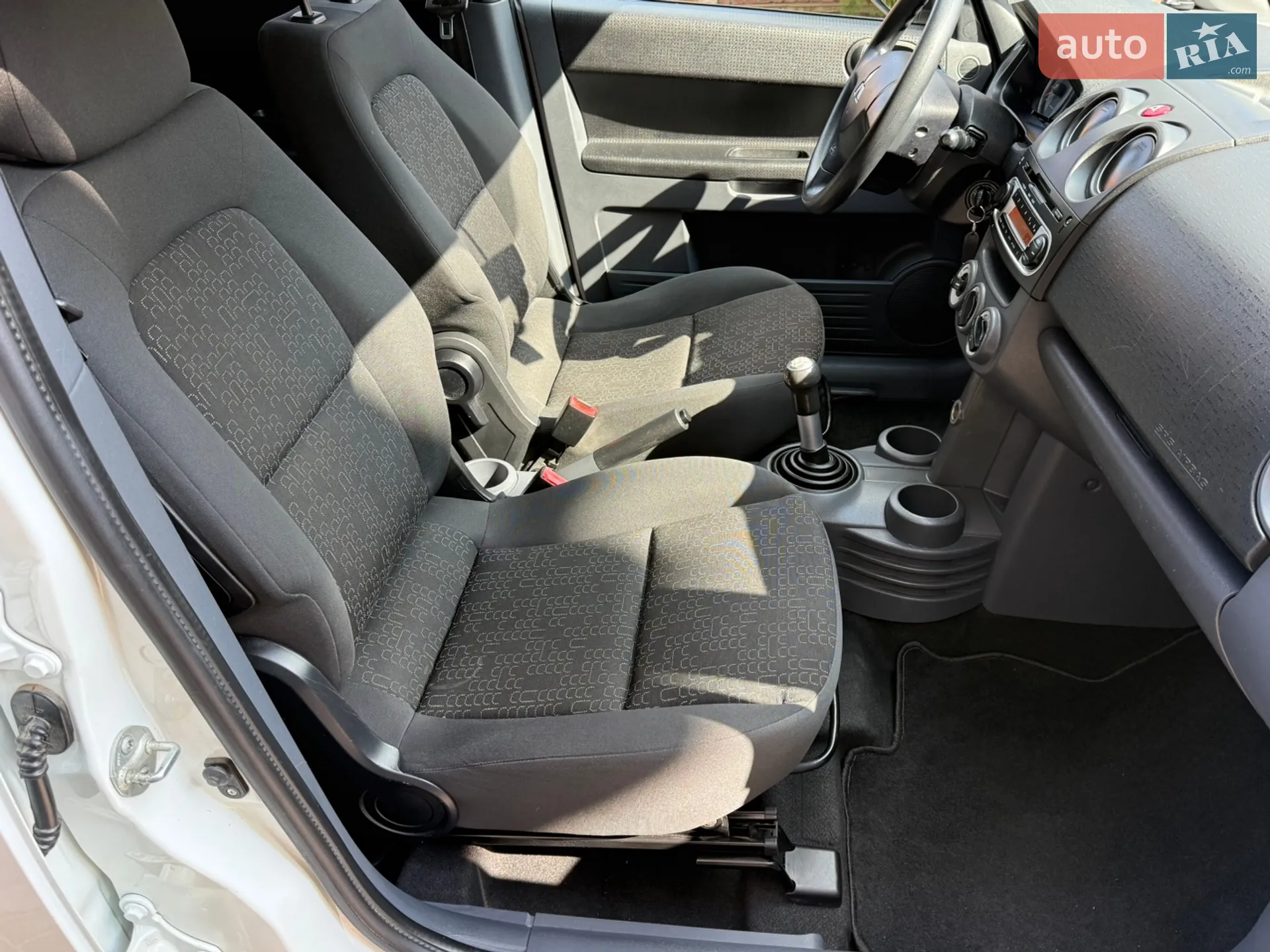 2010 Mitsubishi Colt - мініатюра 29