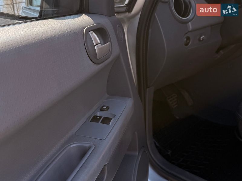 Хэтчбек Mitsubishi Colt 2007 в Киеве фото 10 Хэтчбек Mitsubishi Colt 2007 в Киеве