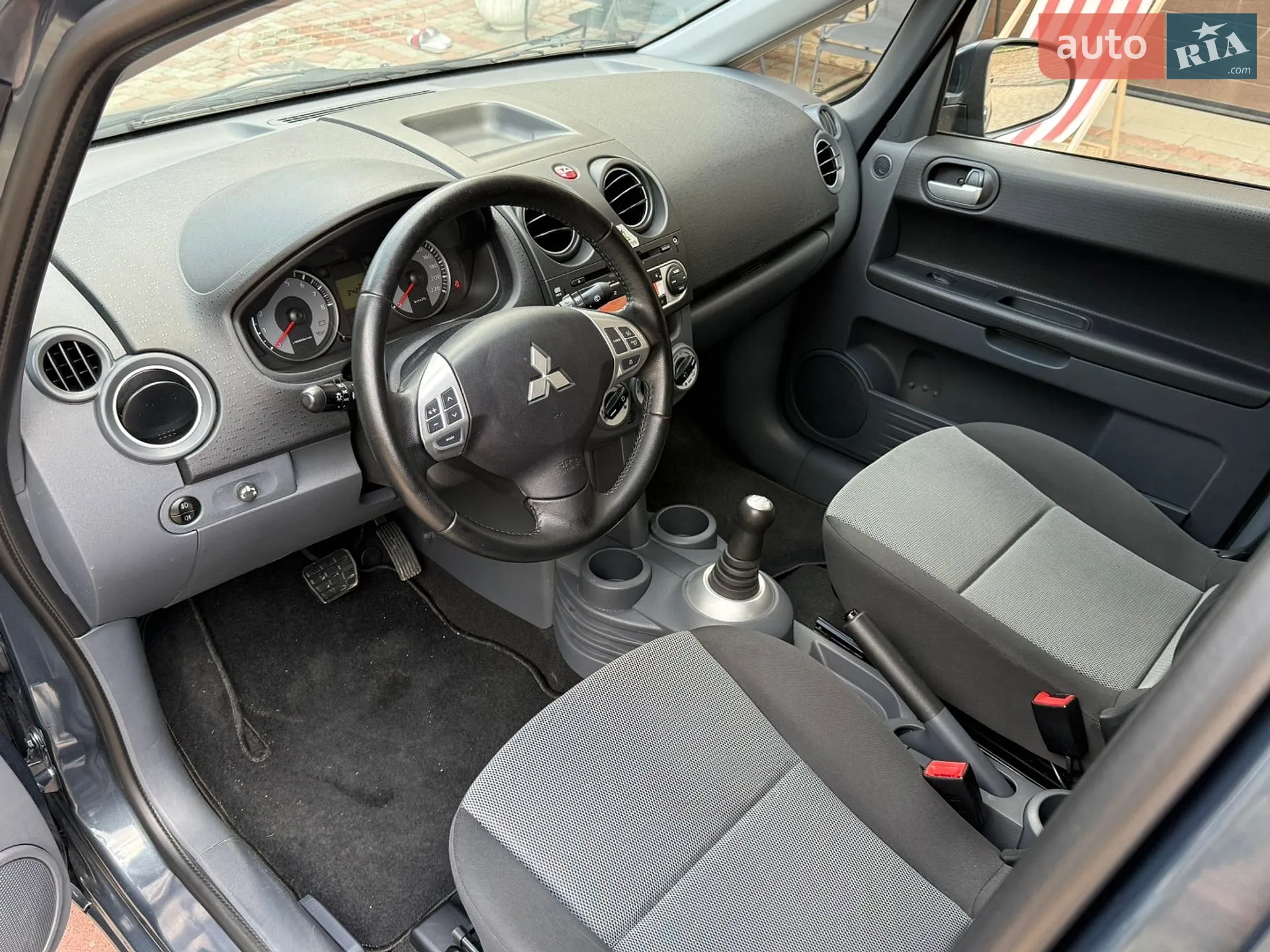 2012 Mitsubishi Colt - мініатюра 26