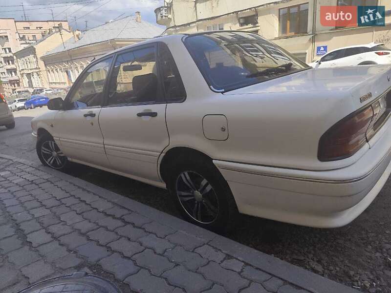 Седан Mitsubishi Galant 1992 в Черновцах