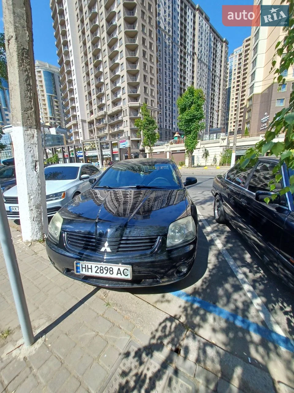 Продам Mitsubishi Galant IX, 2007 року випуску

Пропоную до продажу надійний, доглянутий та солідний Mitsubishi Galant 9 покоління, випуск — 2007 рік, експлуатація почалася з 2009 року (до цього 2 роки простояв у автосалоні без пробігу).
Пробіг — 165 000 км
Двигун — бензиновий 2.4 л
Коробка передач — типтронік (автомат із можливістю ручного перемикання)
Витрата пального — 11 л/100 км по місту, 13 л/100 км по трасі
 Кузов та салон у відмінному стані — авто чисте, доглянуте, без ДТП
Ходова частина обслугована, вкладень не потребує
Вся електроніка працює справно
Усі скла рідні, лакофарбове покриття збережене
Автомобіль комфортний, надійний і дуже просторий — чудово підійде як для сім’ї, так і для щоденного користування.
Документи в порядку, переоформлення без проблем.
Готовий до перегляду та торгу біля капота.
Телефонуйте — з радістю відповім на всі запитання та домовимося про зустріч!