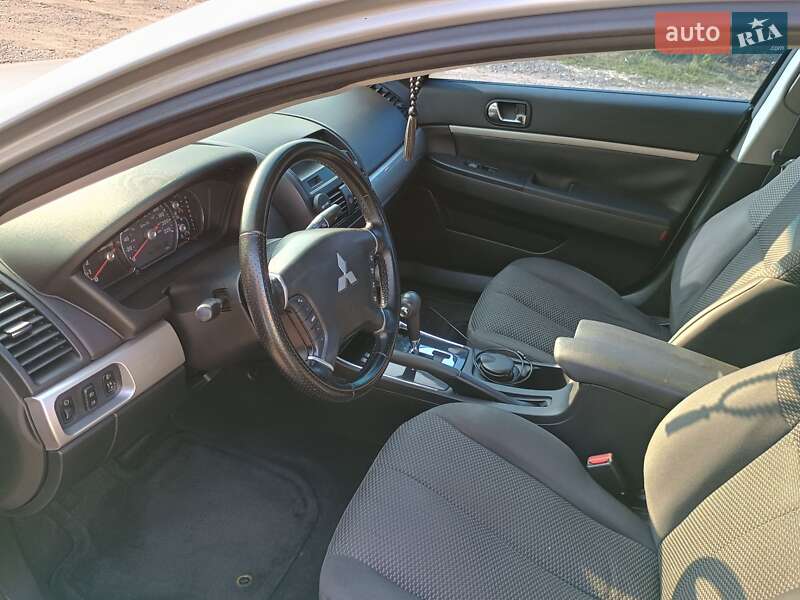 Седан Mitsubishi Galant 2009 в Александрие