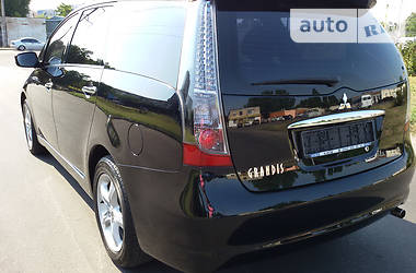 Минивэн Mitsubishi Grandis 2008 в 