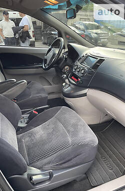 Минивэн Mitsubishi Grandis 2007 в 
