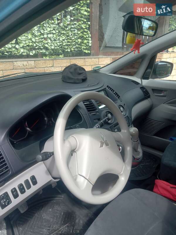 Минивэн Mitsubishi Grandis 2004 в Кременце