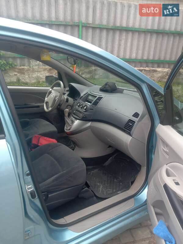 Минивэн Mitsubishi Grandis 2004 в Кременце