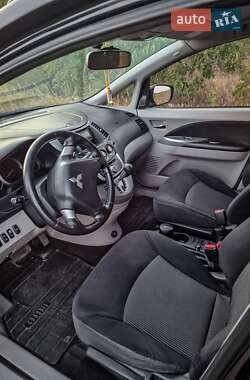 Минивэн Mitsubishi Grandis 2008 в 