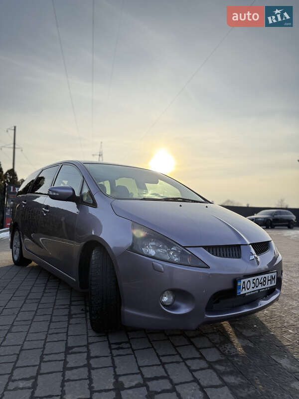 Минивэн Mitsubishi Grandis 2004 в Долине