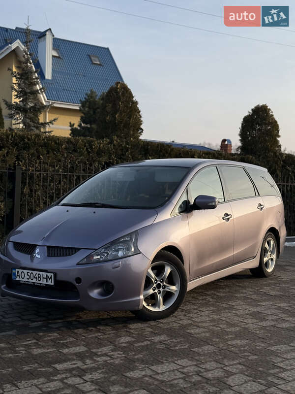 Минивэн Mitsubishi Grandis 2004 в Долине
