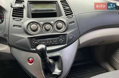 Минивэн Mitsubishi Grandis 2005 в 