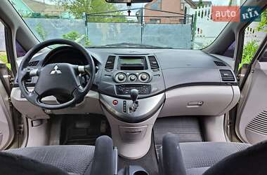Минивэн Mitsubishi Grandis 2006 в 