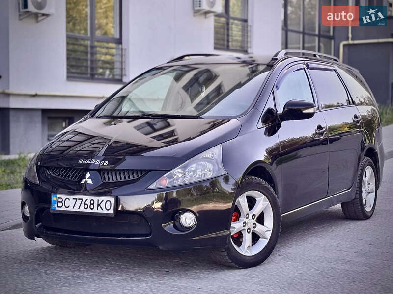 Минивэн Mitsubishi Grandis 2005 в 