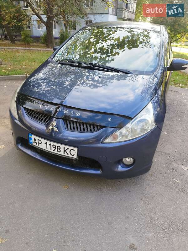 Минивэн Mitsubishi Grandis 2005 в 