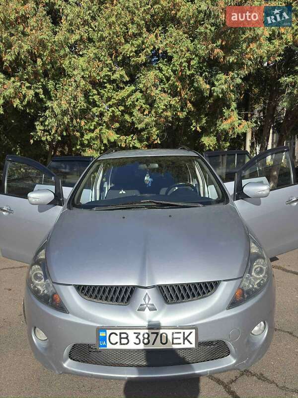 Минивэн Mitsubishi Grandis 2006 в  фото Минивэн Mitsubishi Grandis 2006 в