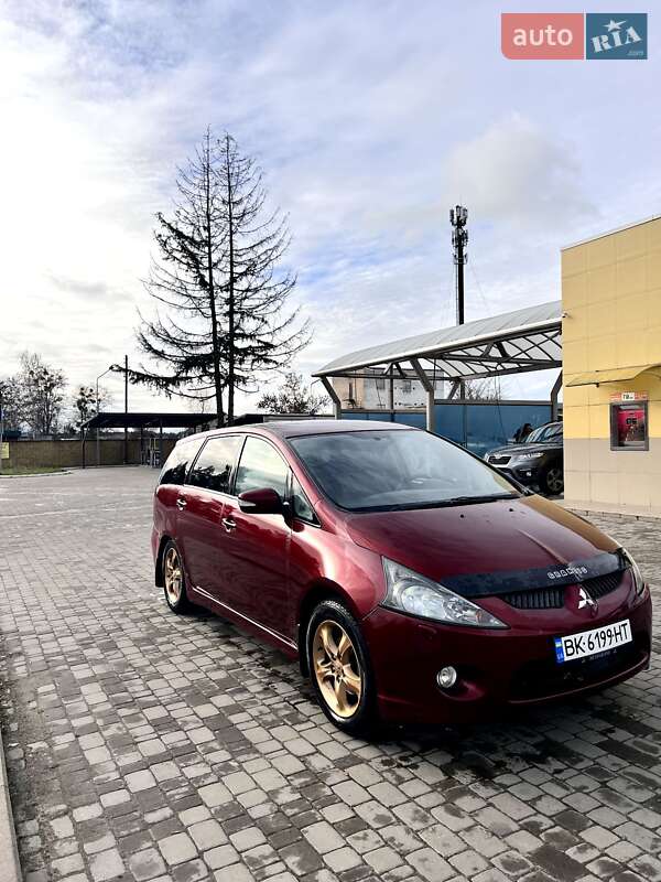 Минивэн Mitsubishi Grandis 2004 в Гатном фото Минивэн Mitsubishi Grandis 2004 в Гатном