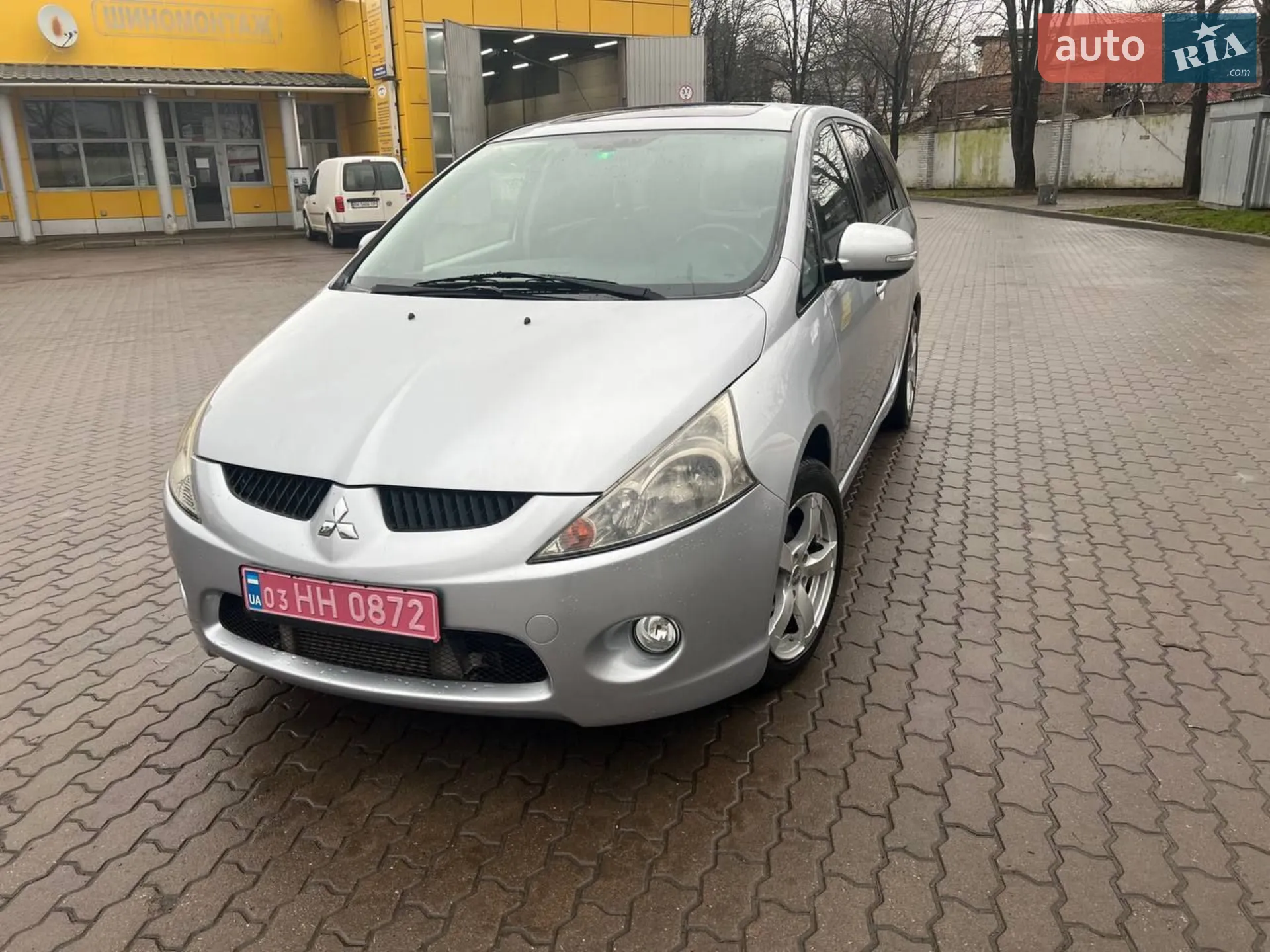 2010 Mitsubishi Grandis - мініатюра 2