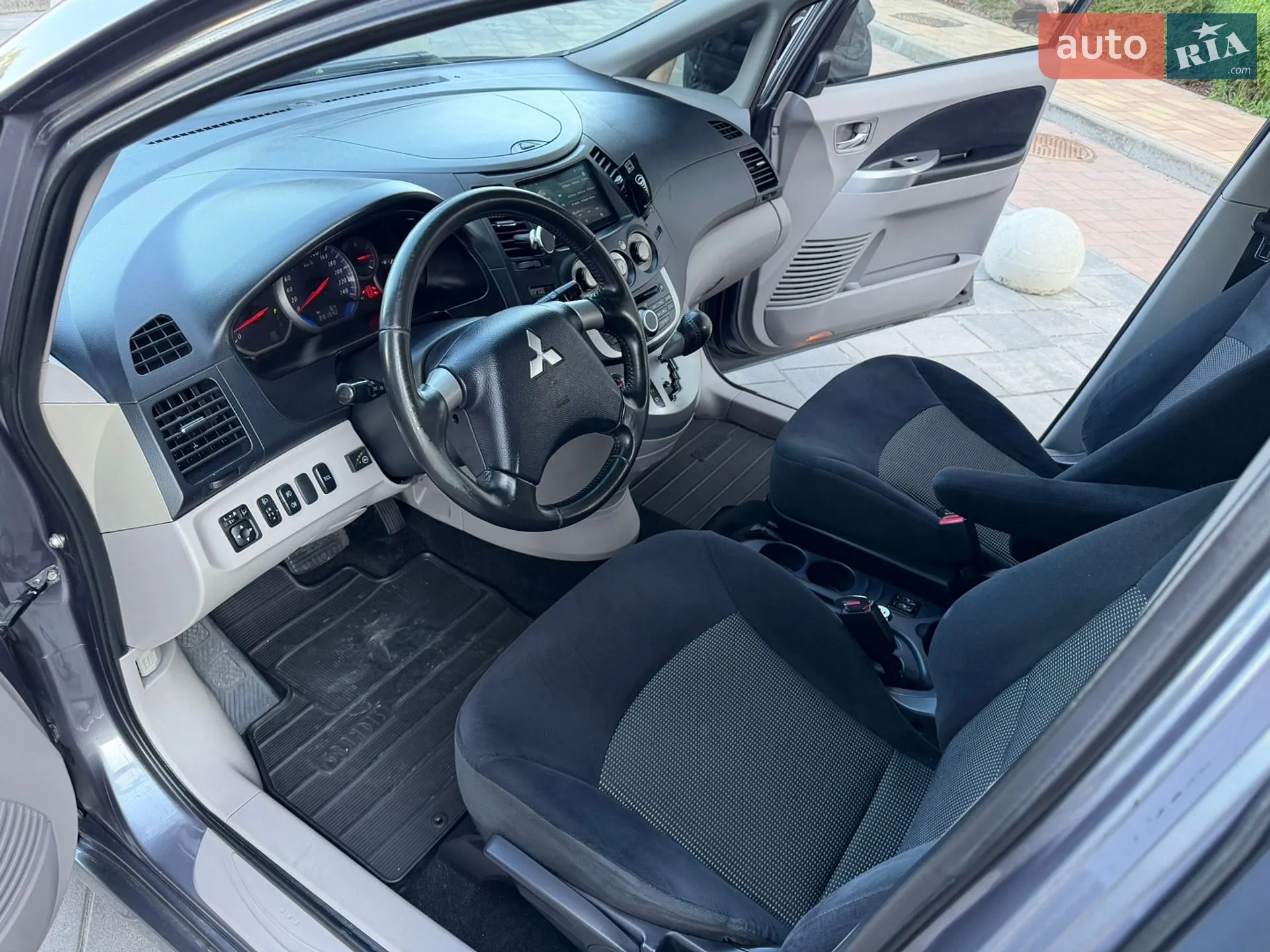 Mitsubishi Grandis 2008 VIN JMBLRNA4W8Z002810 фото оголошення 13 з 30