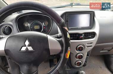 Хэтчбек Mitsubishi i-MiEV 2011 в 