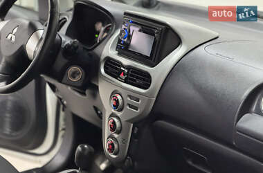 Хэтчбек Mitsubishi i-MiEV 2011 в 