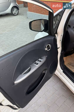 Хэтчбек Mitsubishi i-MiEV 2011 в 