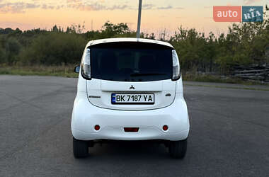 Хэтчбек Mitsubishi i-MiEV 2011 в 